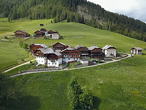Lungiarü è diventato villaggio degli alpinisti.