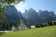 Il Sella visto da Colfosco con alcuni tratti del sentiero sul Pisciadù