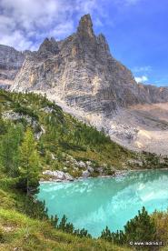 Il lago e sullo sfondo la slanciata cima del Dito di Dio