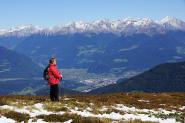 Altopiano della Munt de Rina con vista sulla città di Brunico